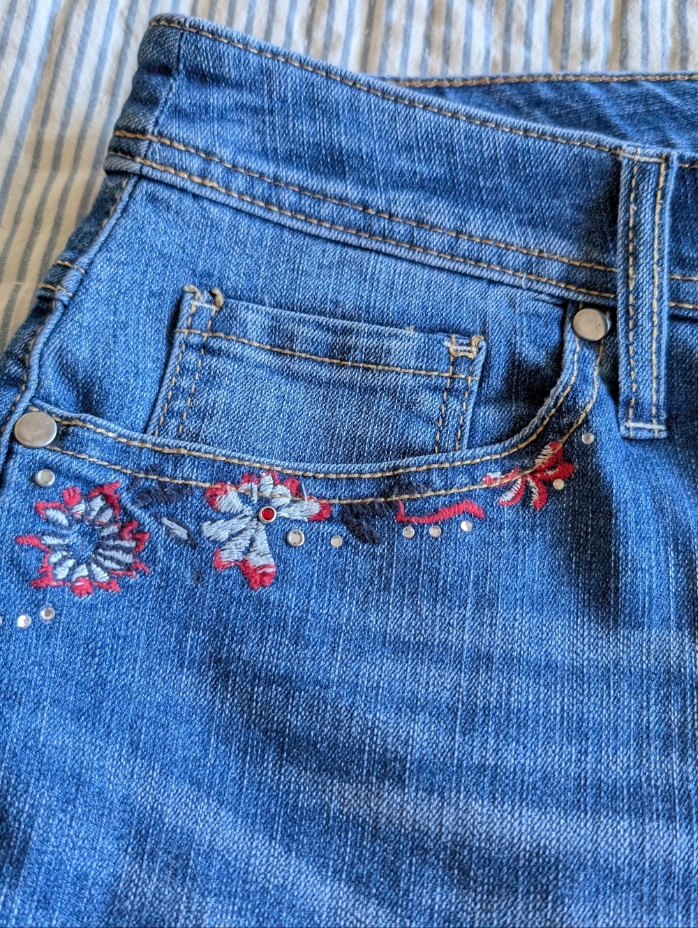 CJ Banks Size 18 W Embroidered Embellished Pockets Denim Shorts - Picture 2 of 10